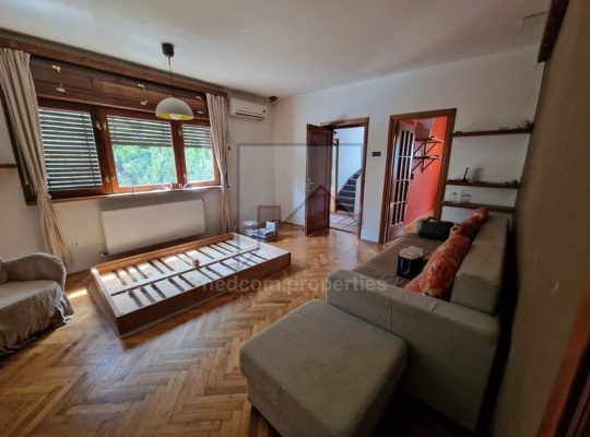 Teiul Doamnei, vanzare apartament 4 camere (E1+M) in vila (S+P+E1+M)